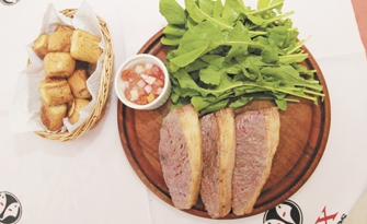 No bar Picanha na Tábua, o cliente pode desfrutar de momentos de lazer e apreciar carnes de comprovada procedência